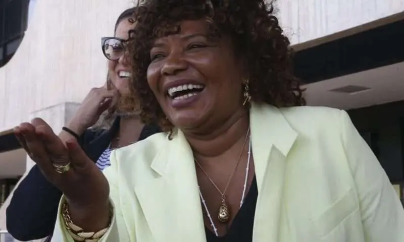 Ministra da Cultura Margareth Menezes está em Parintins para prestigiar 56º Festival Folclórico