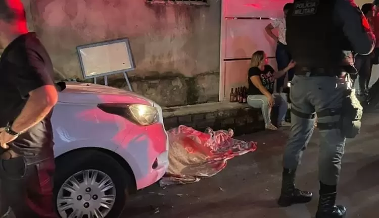 Homem é morto a tiros enquanto bebia com os amigos