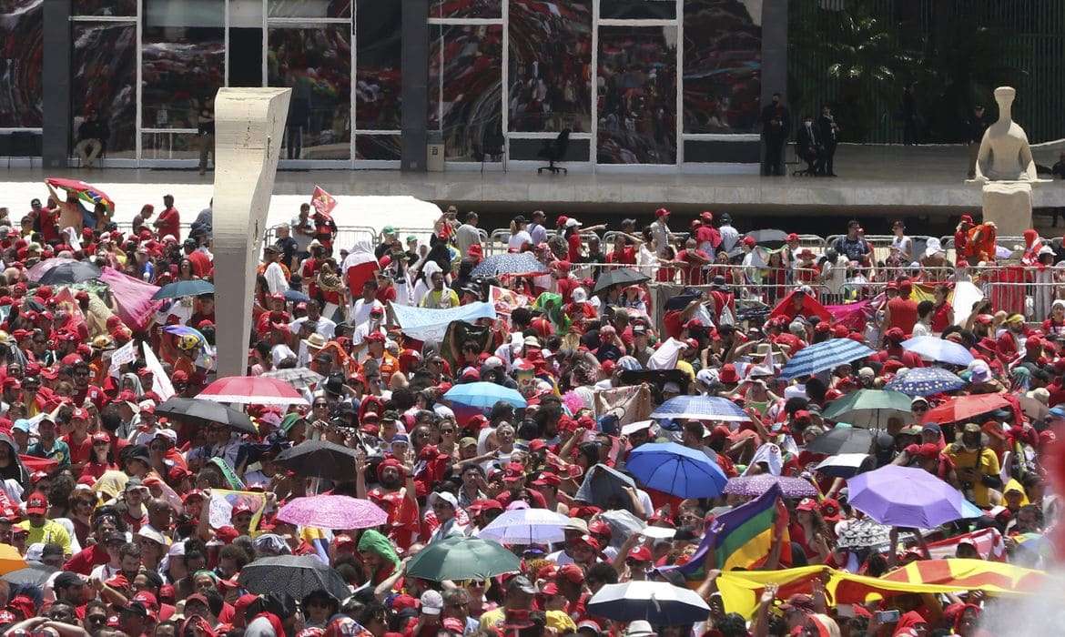 Posse de Lula: homem é preso com faca e fogos de artifício
