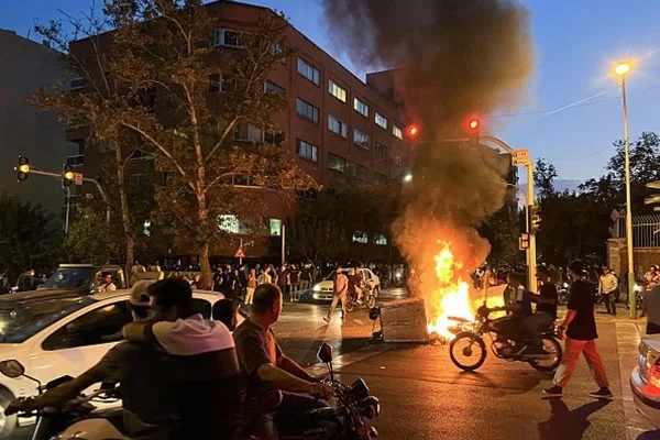 Irã executa mais dois presos por envolvimento em protestos