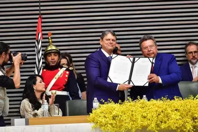 Tarcísio de Freitas toma posse com governador de São Paulo