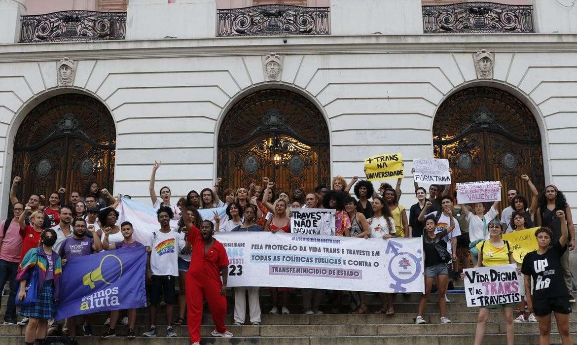 A data escolhida para celebrar o Dia da Visibilidade Trans, 29 de janeiro, faz referência à mobilização ocorrida em 2004 na Câmara dos Deputados, para a campanha “Travesti e Respeito”, que levou a um inédito ato de pessoas trans no Congresso Nacional. A pauta central, na época, era justamente a promoção da saúde.