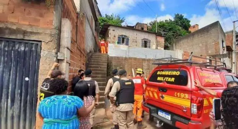 Casa desaba e três pessoas morrem soterradas em Caratinga (MG)