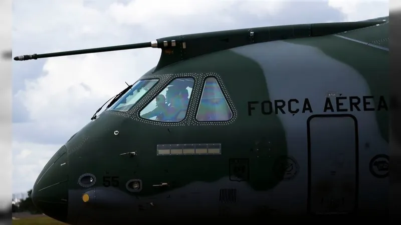 Brasileiros vindos da Turquia chegam ao país em voo da FAB