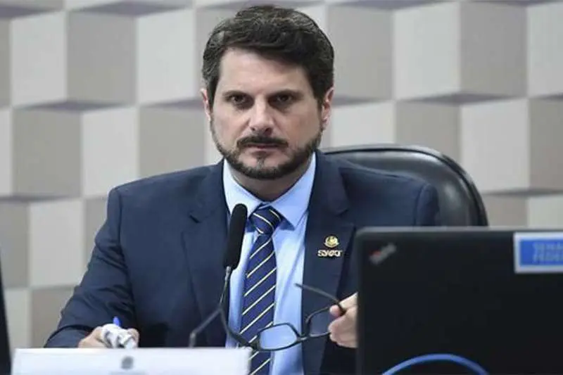 Marcos do Val muda versão sobre plano de golpe e recua da renúncia ao Senado