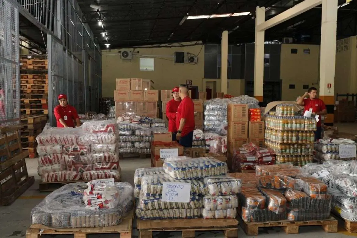 Governo do Amazonas abastece escolas da rede estadual com mais de 200 mil quilos de alimentos destinados à merenda