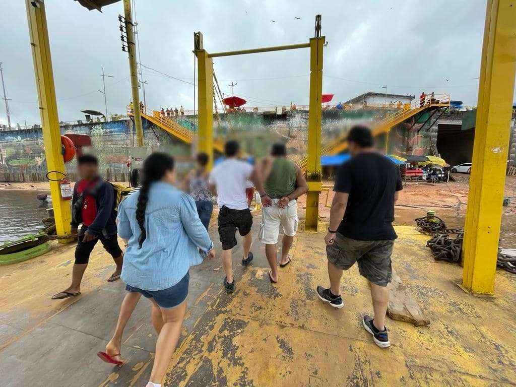 Homem é preso por estupro praticado dentro de uma embarcação