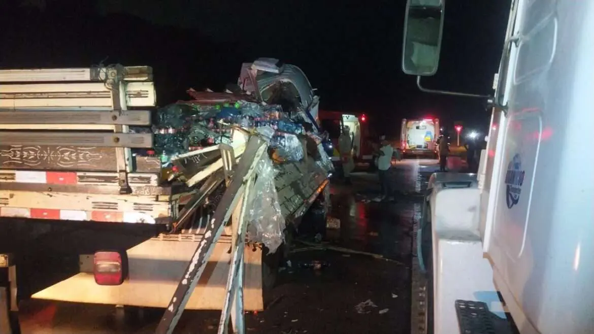 Corpo de Bombeiros Militar atua em acidente entre caminhões na AM-070