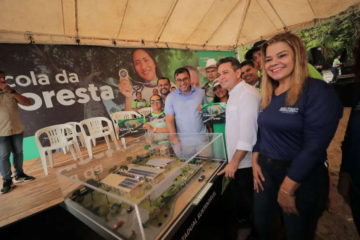 Wilson Lia assina ordem de serviço para construção da primeira Escola da Floresta, em São Sebastião do Uatumã