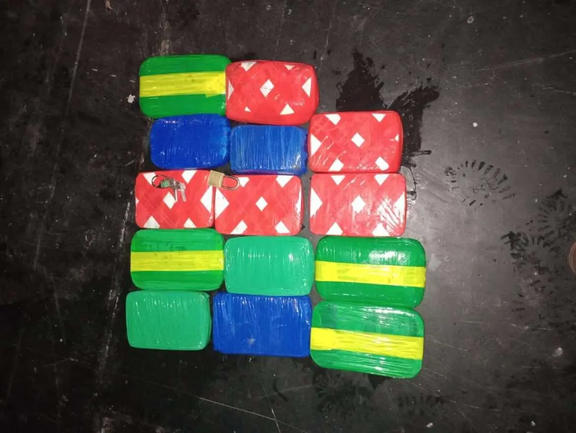 Polícias prendem 15 quilos de pasta base de cocaína em embarcação no rio Solimões