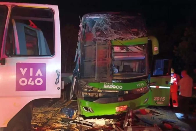 Acidente deixa duas pessoas mortas na BR-040