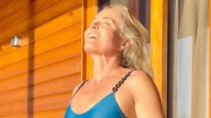 Angélica, apresentadora, já se encontra em clima de carnaval. A beldade apareceu de biquíni, destacando a pinta famosa na perna. O corpo de ‘boneca’ também chamou atenção.