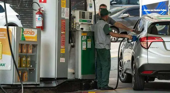 Petrobras reduz preço da gasolina em 4,9% a partir de terça-feira