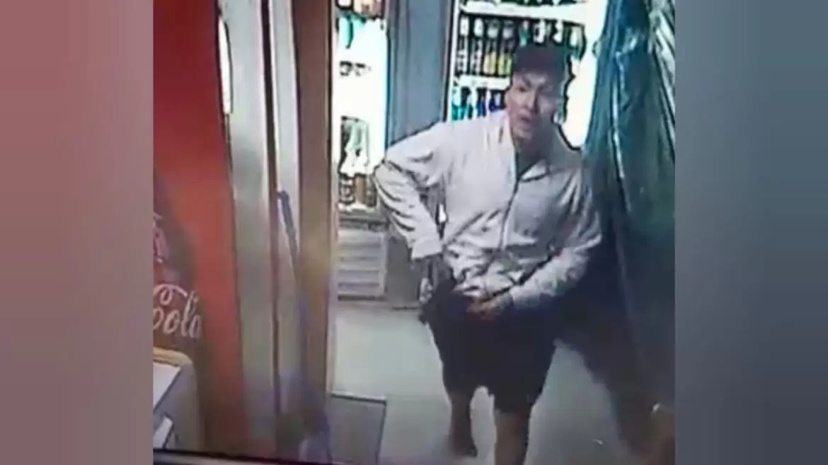 Bandidos roubaram um posto de gasolina, na madrugada desta terça-feira de carnaval (21), na avenida André Araújo, zona Centro-Sul de Manaus. O crime foi registrado por câmeras de segurança, às 2h45. As imagens mostram o momento em que os criminosos chegam em um carro modelo Cobalt Hatch, de cor branca e placas PKH 5069, supostamente adulteradas e rendem um dos frentistas que estava sentado ao lado de uma das bombas de combustível. Leia mais: Frentista é morto após abastecer carro de criminosos em posto de gasolina Ao sairem do veículo dois ladrões abordam e obrigam o funcionário do posto a entregar o celular e a renda obtida durante o trabalho. Em seguida, mandam o frentista entrar no carro e ficar no banco do carona do motorista aguardando até que eles voltassem da loja de conveniência. Alguns segundos depois o frentista sai do carro colocando a mão na região da boca como se estivesse sido agredido. Enquanto isso, as outras câmeras de segurança do posto registravam a ação dos bandidos que roubaram a renda do caixa, além de alguns pacotes de salgados. Em uma das câmeras dá pra ver que o criminoso entra de “cara limpa”, sem se preocupar com a identificação que poderá ser feita pela Polícia após a análise dos vídeos. Até o fechamento desta matéria não havia informações sobre o paradeiro dos criminosos. A Polícia Civil pede a quem tiver informações sobre a identidade ou paradeiro dos criminosos que ligue para o telefone 181 que a identidade do denunciante será mantida em sigilo.