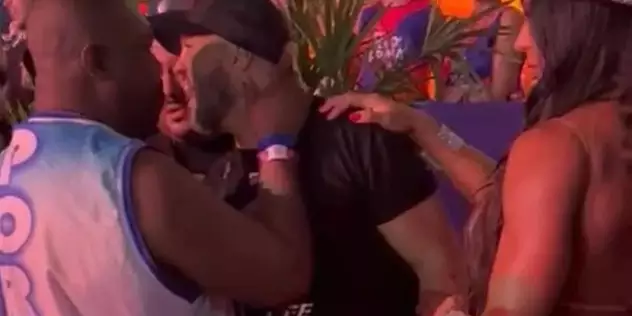 Vídeo: Belo se mete em confusão e é retirado de camarote na Marquês de Sapucaí
