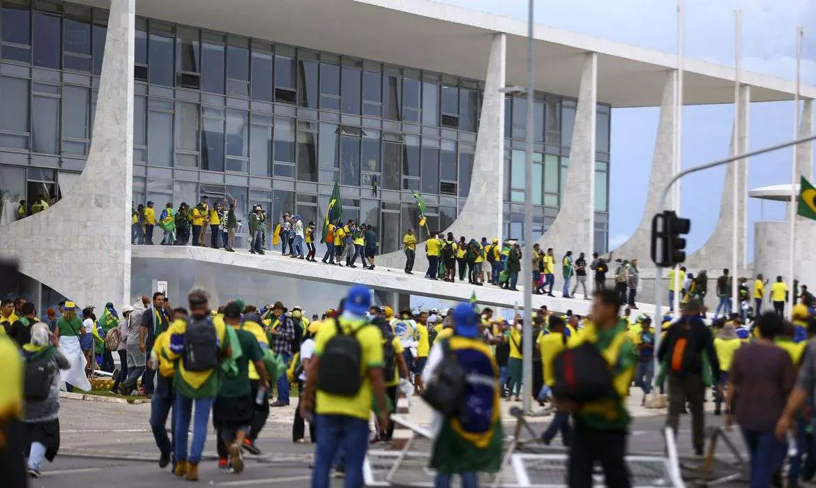 Moraes libera mais 130 presos pelos atos extremistas de 8 de janeiro