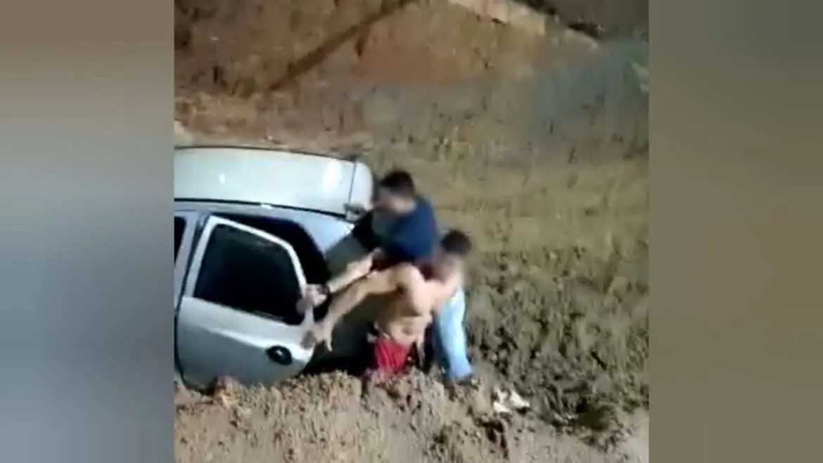 Carro cai em buraco de obra na Djalma batista em Manaus