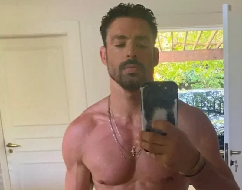 Cauã Reymond posa de samba-canção e exibe o físico sarado