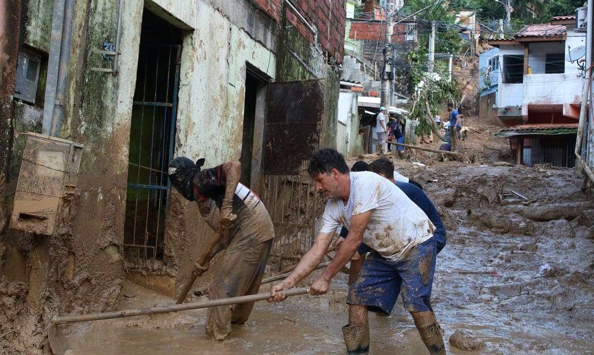 São Sebastião volta a ter chuva forte, e bombeiros ficam ilhados em área de buscas