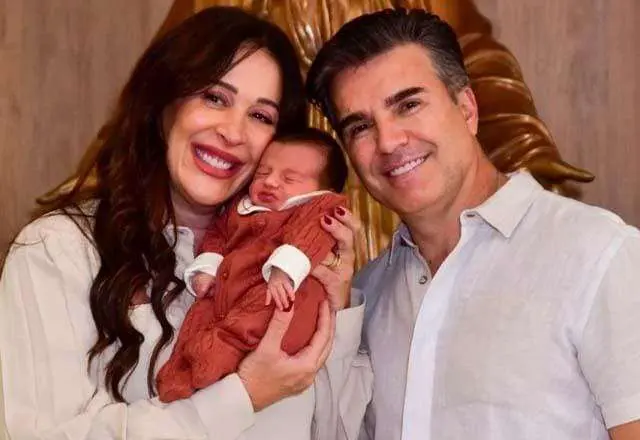 Claudia Raia encantou os seguidores, neste domingo (26), ao compartilhar um momento com o filho Luca. No clique divulgado nos stories do Instagram, a atriz de 56 anos aparece agarradinha com o recém-nascido. “Ai que delícia de cheirinho do Lucino”, escreveu.