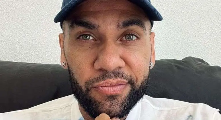 Apenas uma pessoa visita Daniel Alves com frequência na prisão, diz jornal