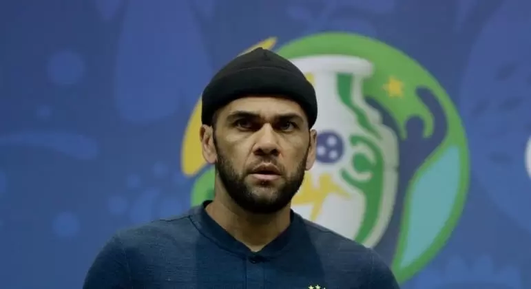 Defesa de Daniel Alves insiste na inocência do jogador e minimiza risco de fuga
