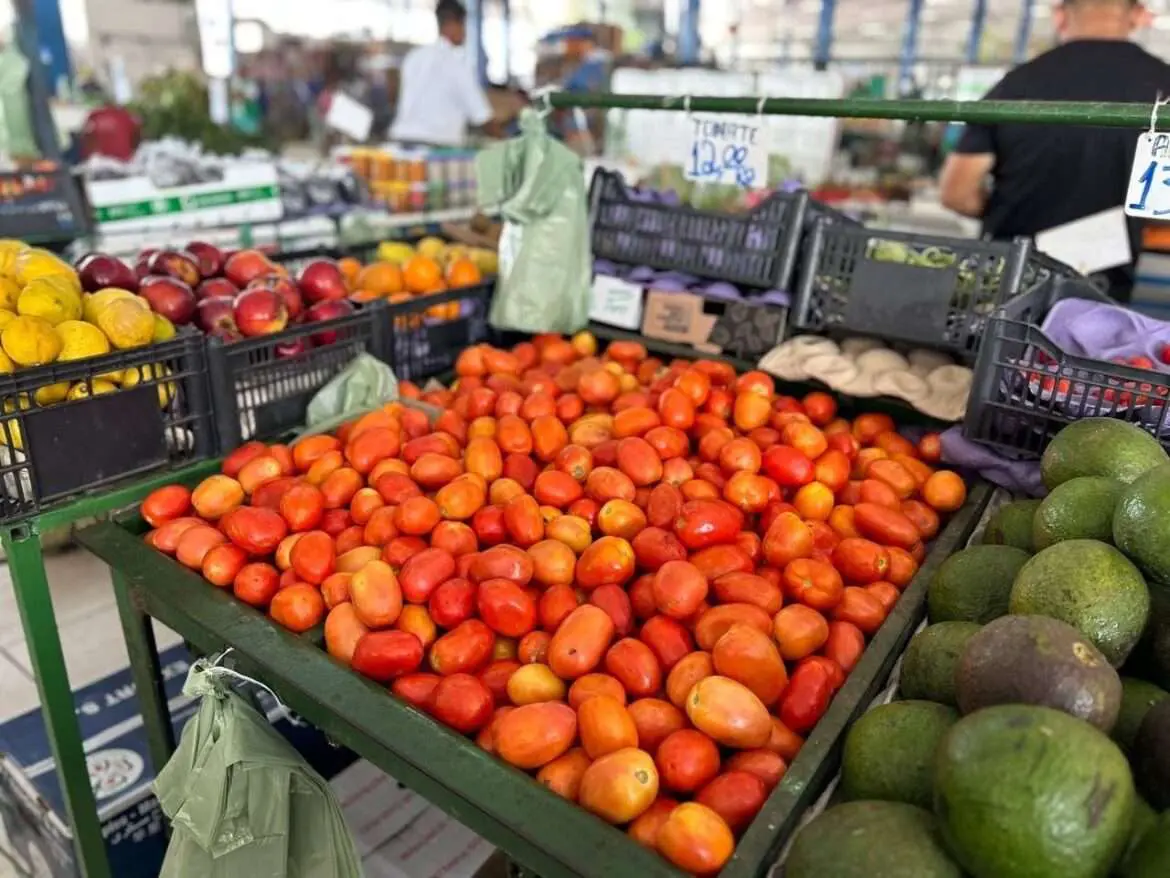 Prefeitura de Manaus sensibiliza permissionários de feiras para combate ao desperdício de alimentos