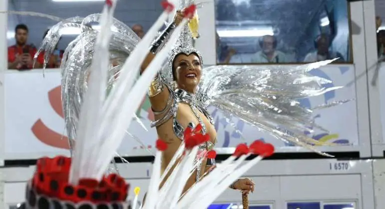 Fãs criticam fantasia de Paolla Oliveira na Grande Rio: 'Desnecessariamente nua'