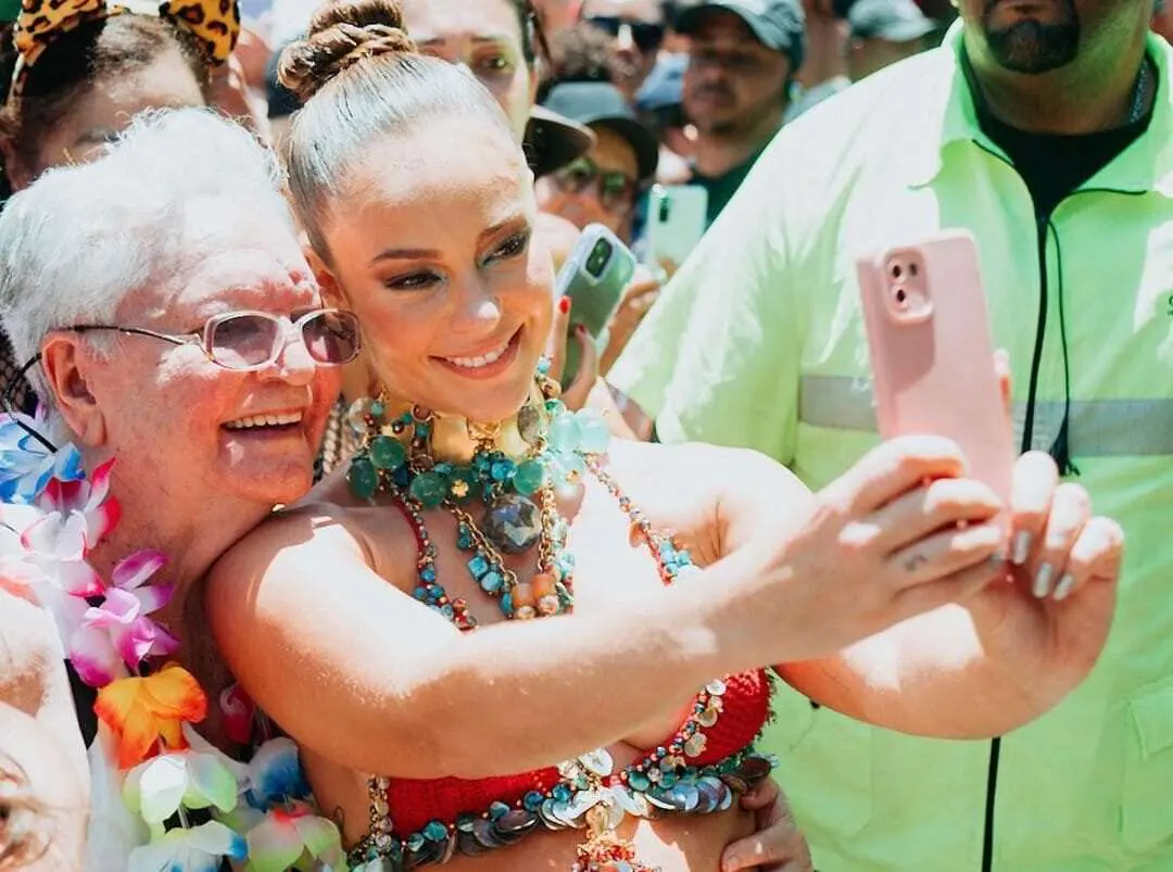Paolla Oliveira curte praia no Carnaval