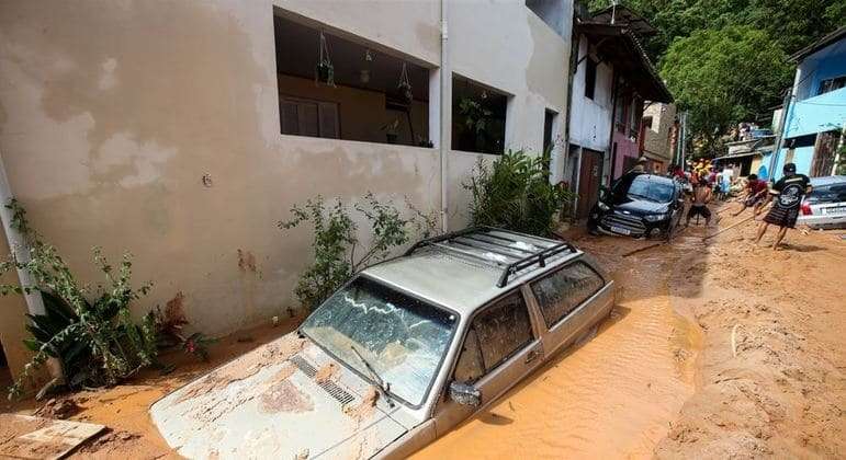 Sobe para 50 o número de mortos no litoral norte de São Paulo