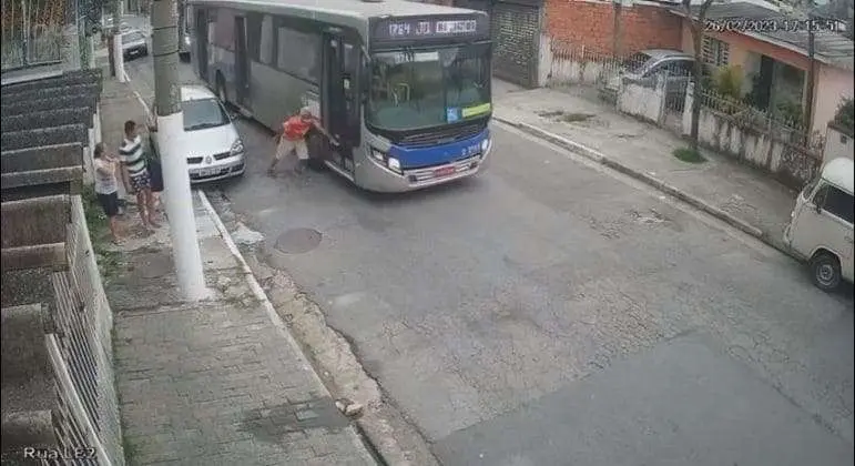Após discussão, motorista arranca com tudo e ônibus atropela idoso na zona norte de São Paulo