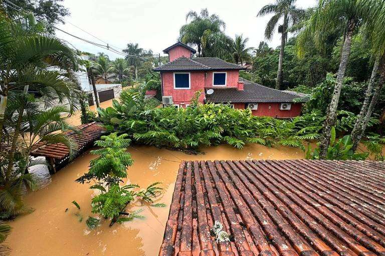 Resgates buscam desaparecidos no litoral de SP; 36 mortes foram confirmadas