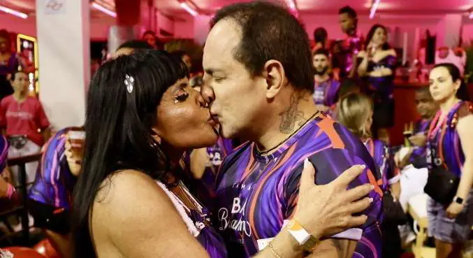 Aos 63 anos, Gretchen beija muito durante o Carnaval de São Paulo