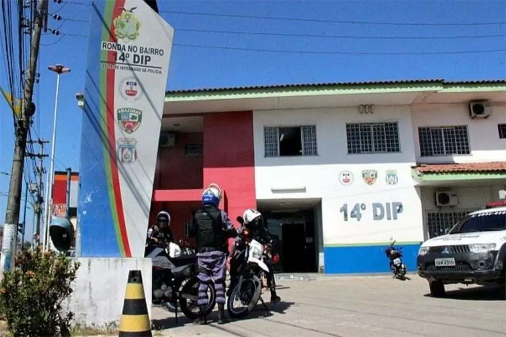 Jogador de futebol é preso por não pagar pensão alimentícia, em Manaus