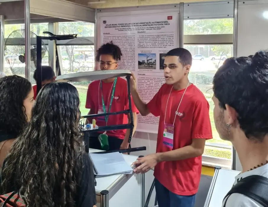 Alunos da ETEC Jaraguá apresentam fogão solar na Febrace, com apoio da FAEP