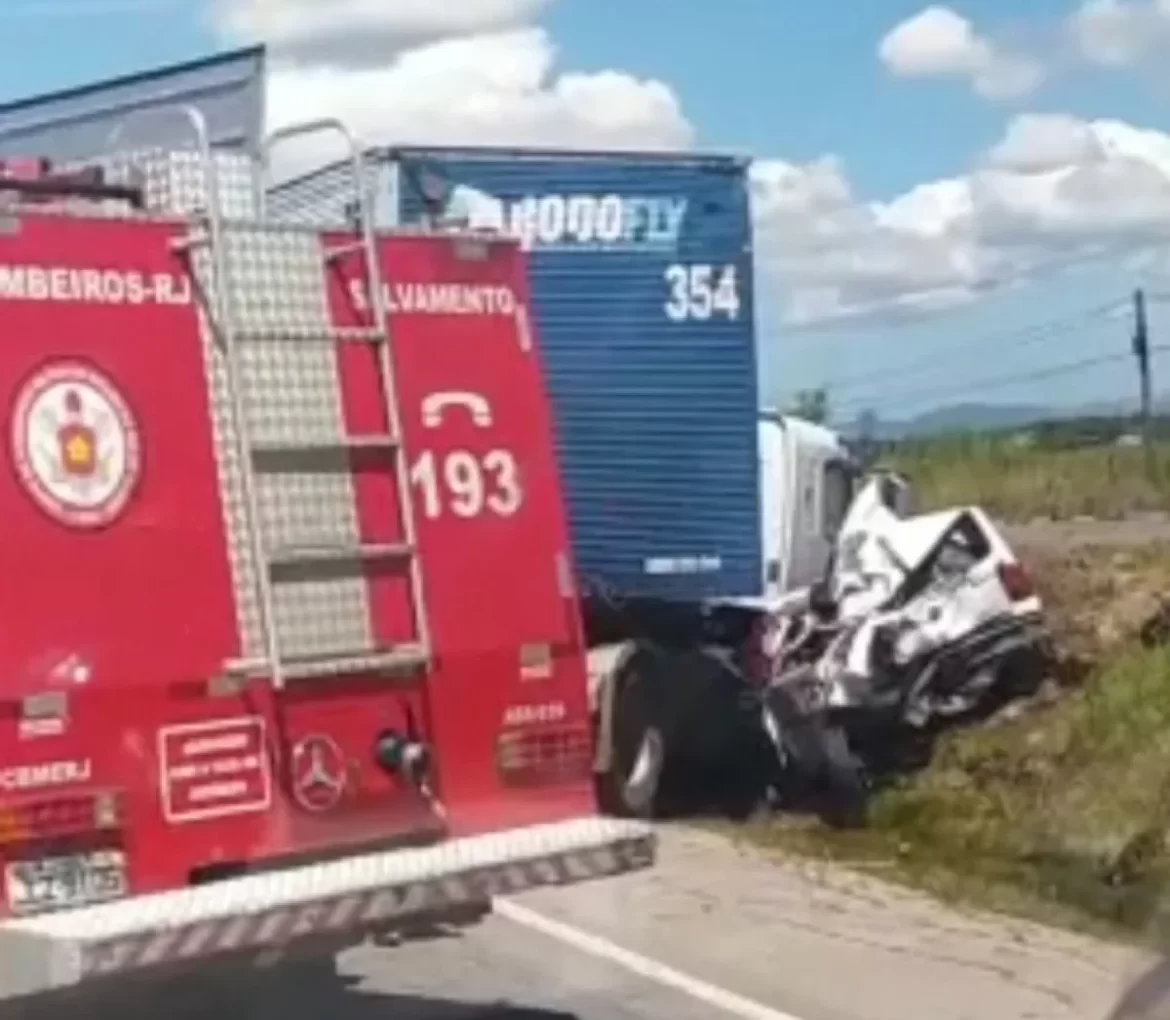 Acidente entre carreta e carro deixa seis mortos na BR-493