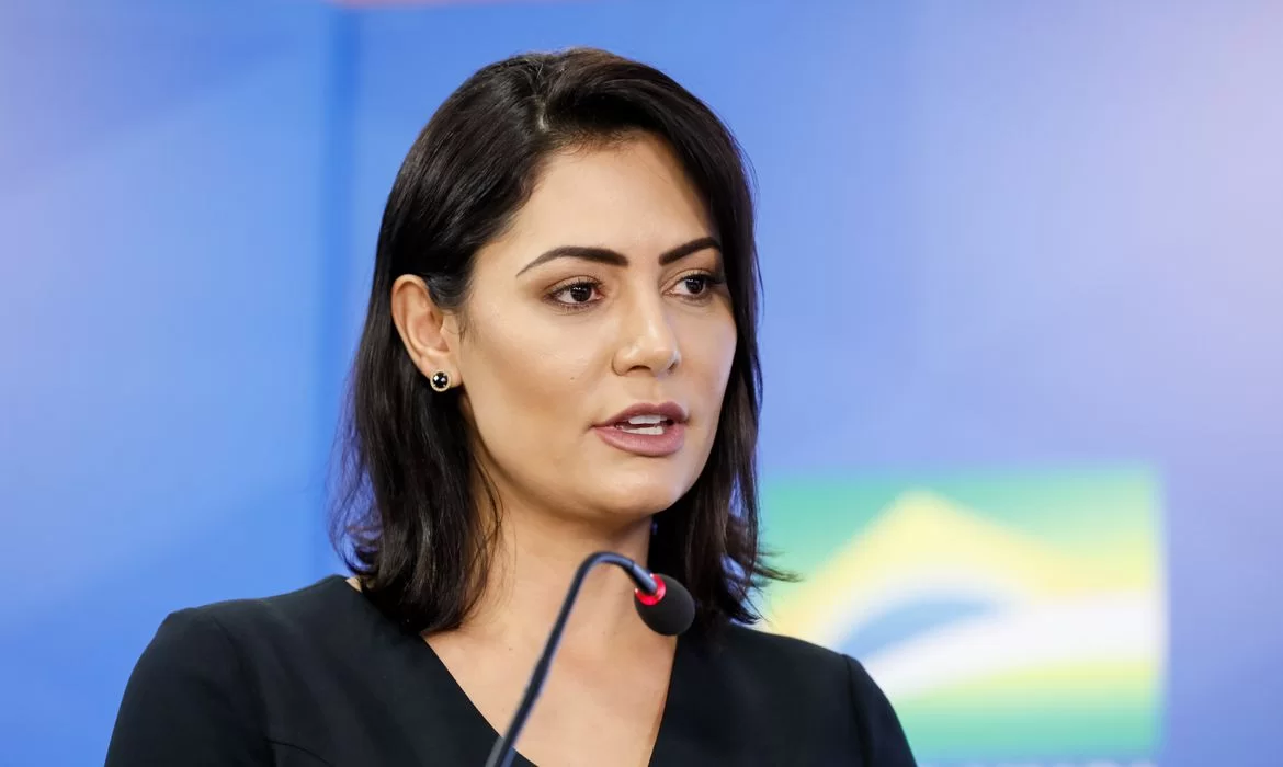 Polícia Federal identifica depósitos de Cid para Michelle Bolsonaro