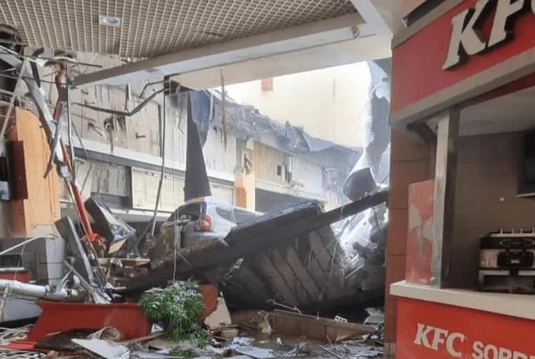 Parte do teto de shopping desaba sobre praça de alimentação, em Osasco-SP