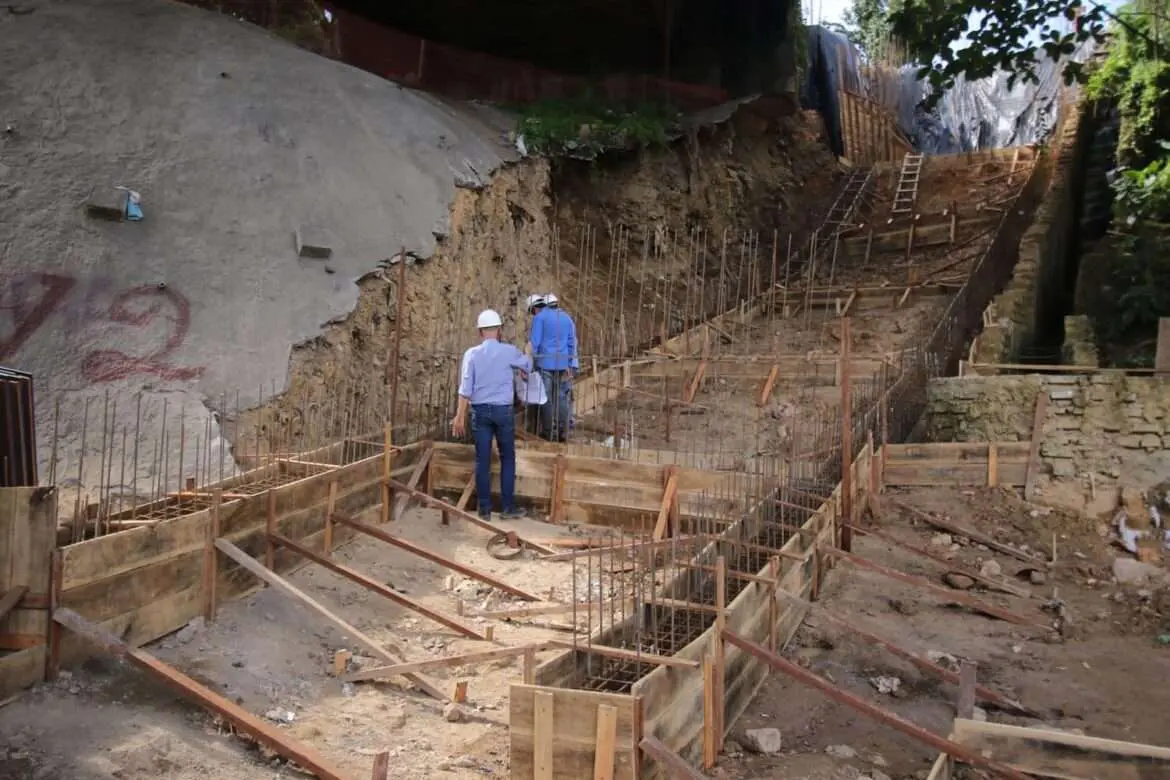 Prefeitura restaura talude ao lado do viaduto Josué Cláudio de Souza e inicia trabalho preventivo no beco Ayrão