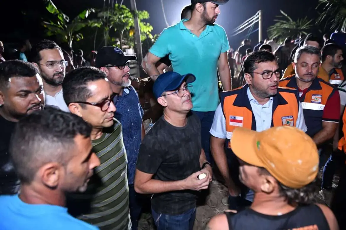 Prefeitura ativa Comitê de Gestão de Crise. Prefeito David Almeida acompanha resgate de vítimas de deslizamento
