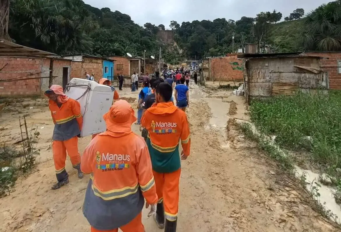 Prefeitura de Manaus disponibiliza 800 homens para auxiliar no atendimento a ocorrências causadas pelas chuvas na cidade