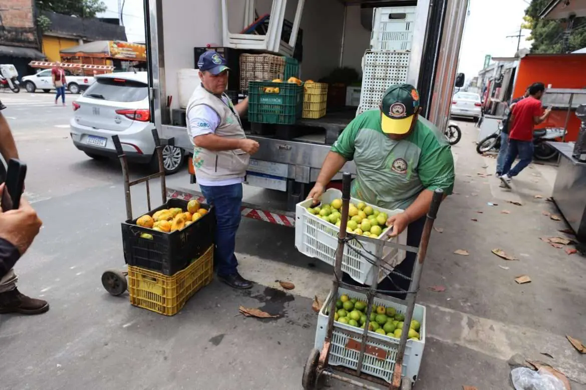 Governo do Amazonas leva alimentos para famílias atingidas pelas fortes chuvas em Manaus