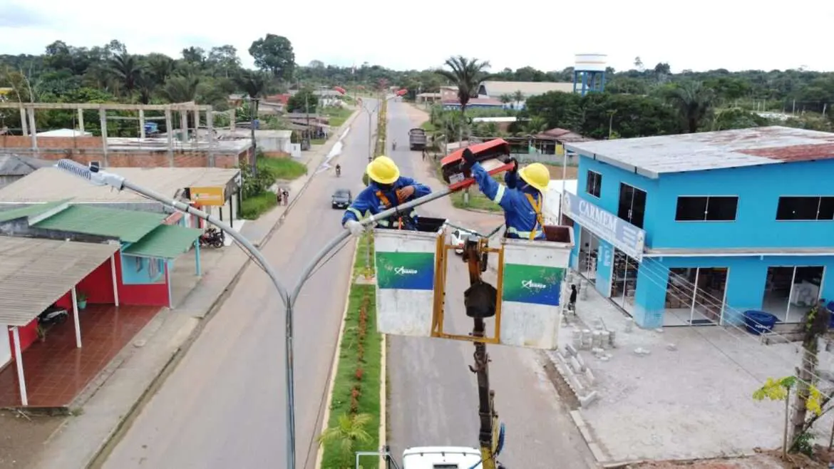 Moradores de Silves e Itapiranga comemoram chegada da iluminação de LED
