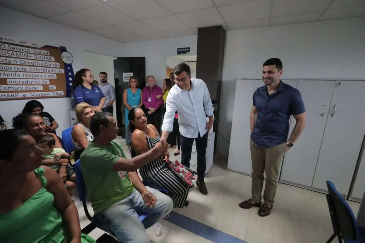 Wilson Lima acompanha atendimento social a famílias da Sharp e Manaus 2000 na Suhab