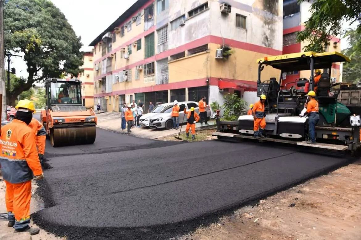 ‘Asfalta Manaus’ da prefeitura avança com serviços de recapeamento no conjunto Ayapuá
