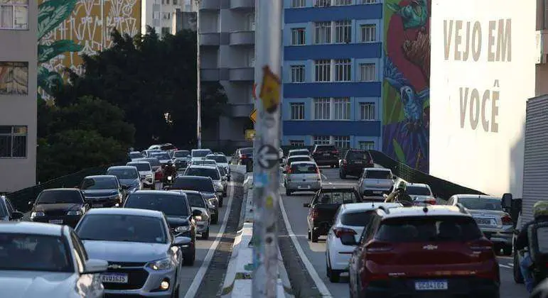 Exposição prolongada ao barulho de trânsito aumenta risco de hipertensão, revela estudo