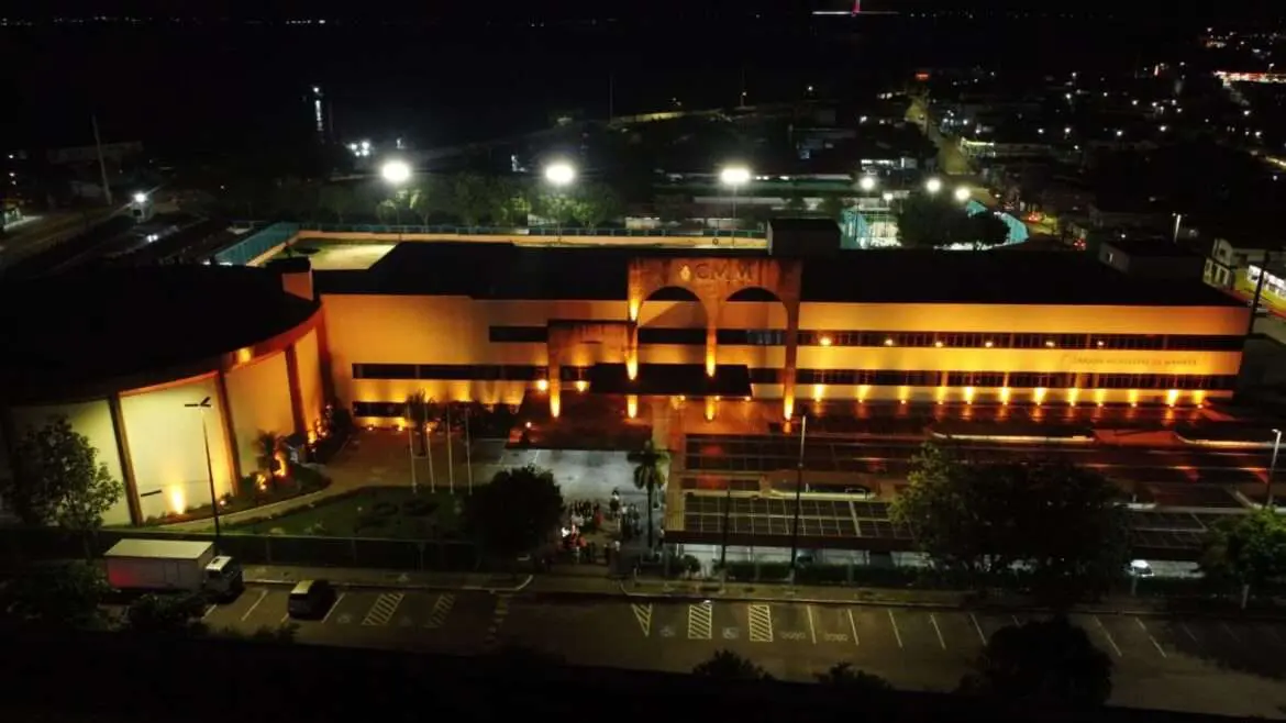 Caio André inaugura iluminação temática da CMM, em alusão à campanha ‘Março Laranja’