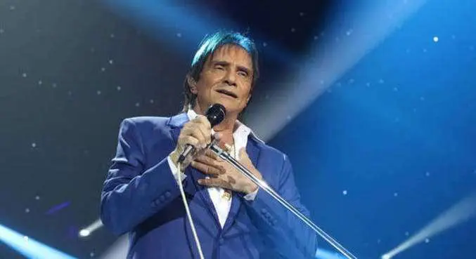 Aos 81 anos, Roberto Carlos assume namoro, mas faz mistério: 'Não vou dizer quem é'