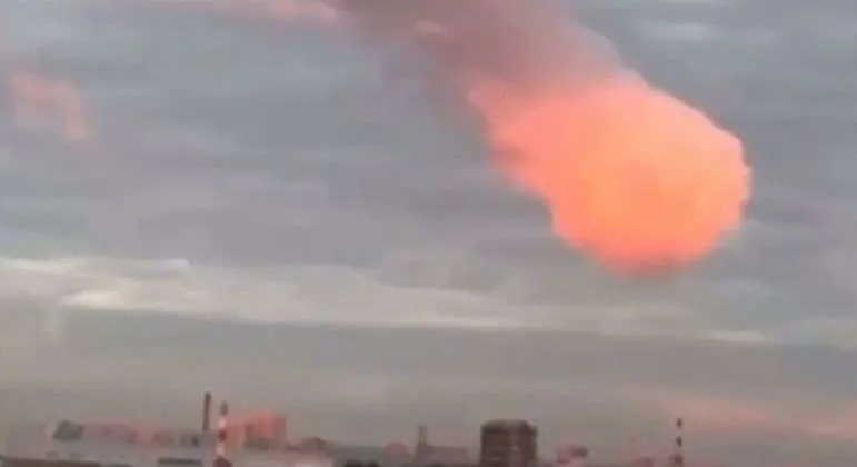 Bolas de fogo'? Pessoas discutem intensamente o que seria esse estranho fenômeno no céu