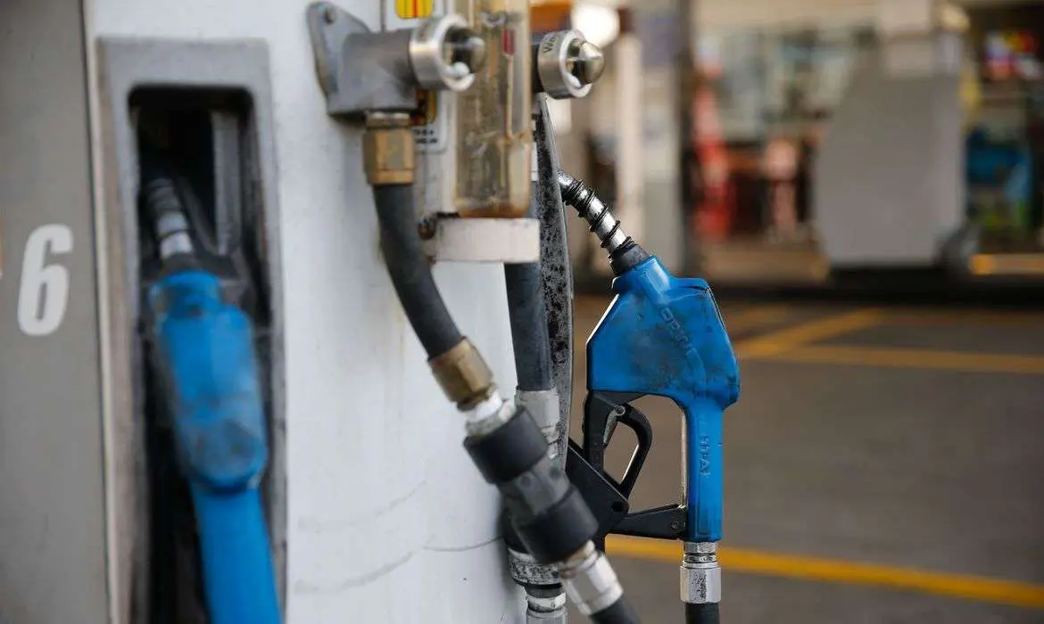 Petrobras anuncia aumento do preço da gasolina e do gás de cozinha